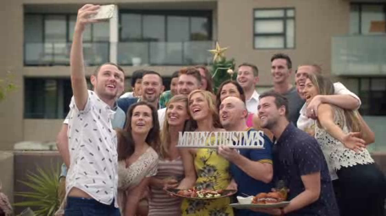 Woolworths: Woolworths campaign shows what Australians are famous for this Christmas