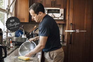 Offset by Shutterstock: Washing dishes