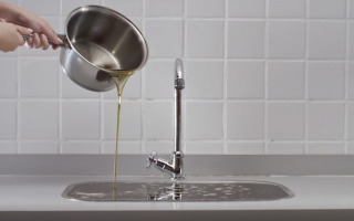 BRK Ambiental: Sewerage is not a trash can. Oil.